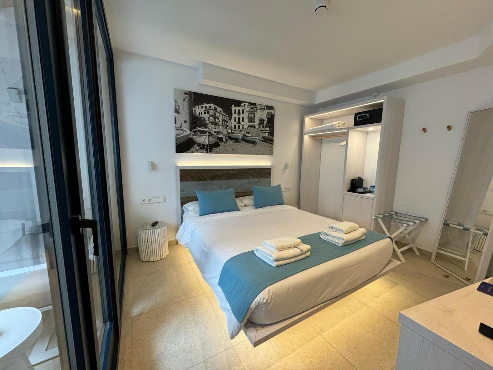 Hotel Boutique Es Blau กาดาเกส ภายนอก รูปภาพ